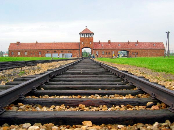 Auschwitz-birkenau-main_track
